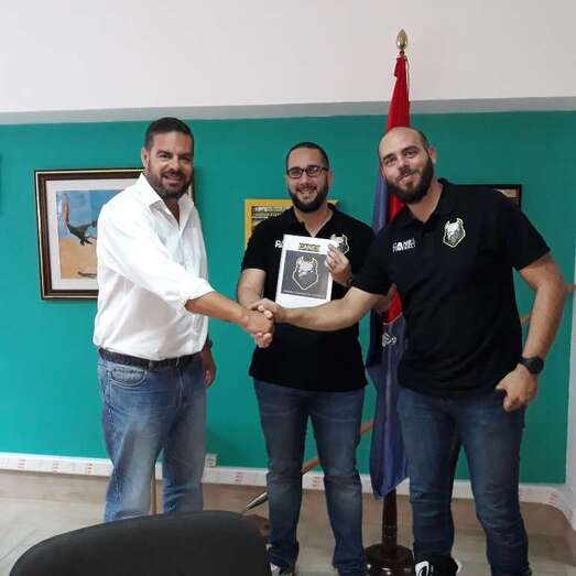 El edil Diego Ojeda, con los representantes del Gran Canaria Canes (Foto TA)